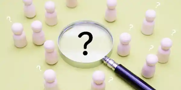 虫眼鏡に?が付いた写真